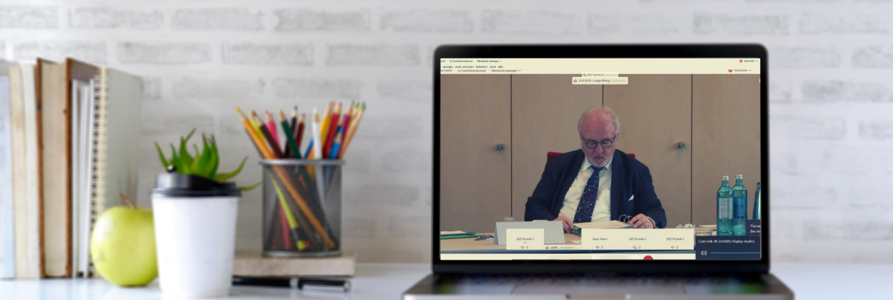 Laptop mit Video der Kammerversammlung (November 2020)