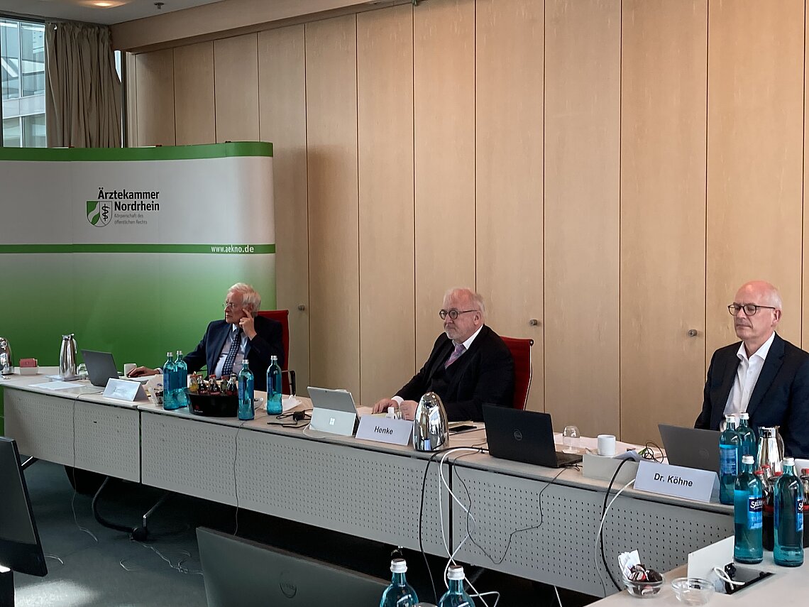 kammerversammlung-3-2022-henke-koehne.jpg Präsident Rudolf Henke (M.), Vizepräsident Bernd Zimmer (l.) und der Geschäftsführende Arzt, Dr. Christian Köhne, leiten die Kammerversammlung