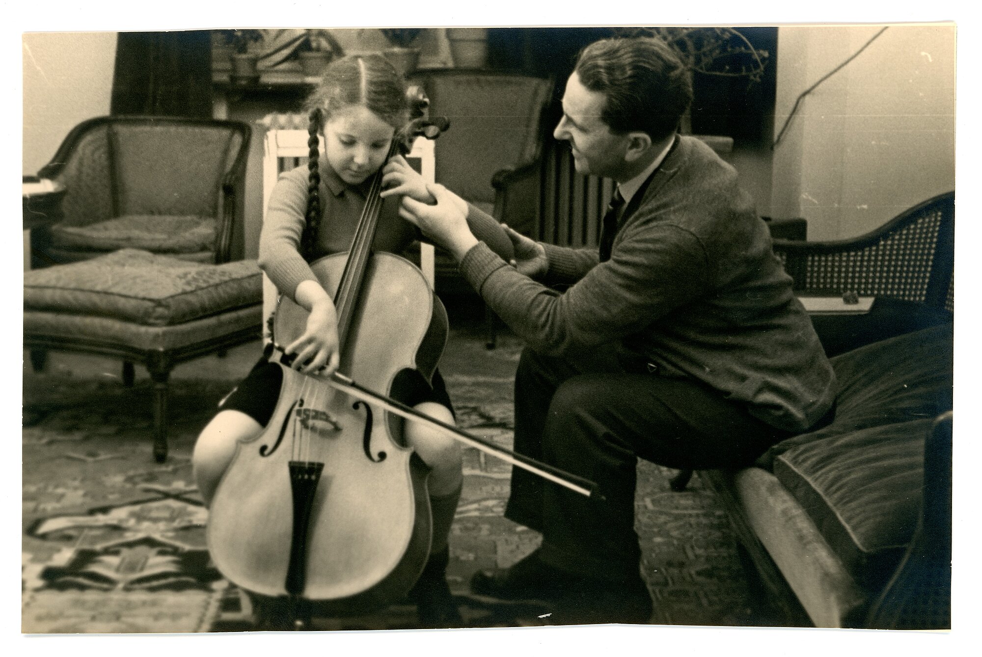 Dr. Arthur Samuel gibt Cellounterricht