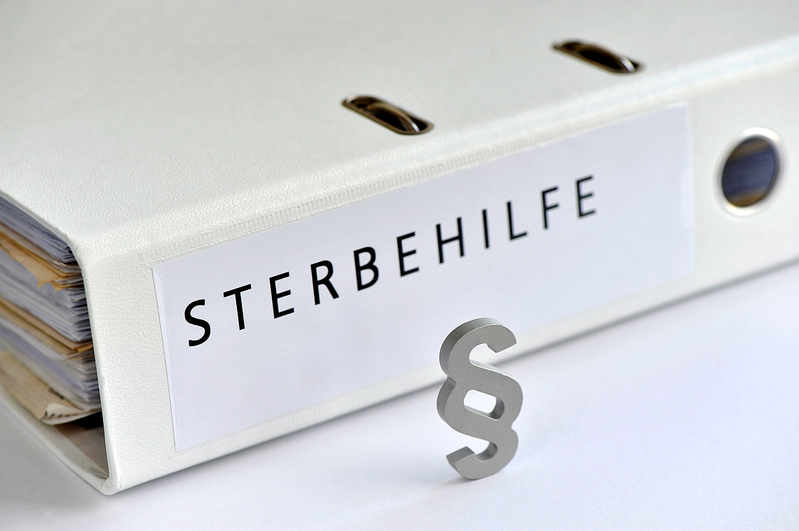 sterbehilfe-gesetz-akte.jpeg Aktenordner mit Schriftzug Sterbehilfe und Gesetzparagraph