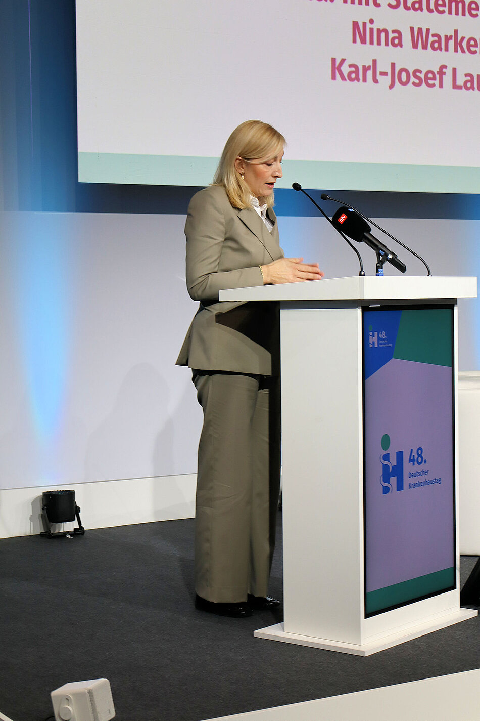 Nina Warken auf dem Krankenhaustag