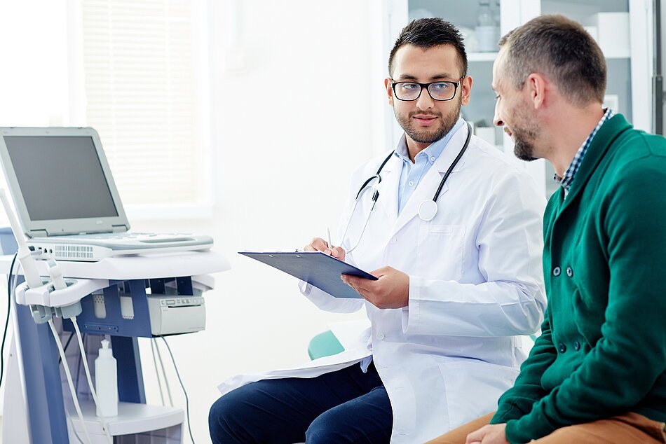 Arzt mit Patient und Sonographiegerät