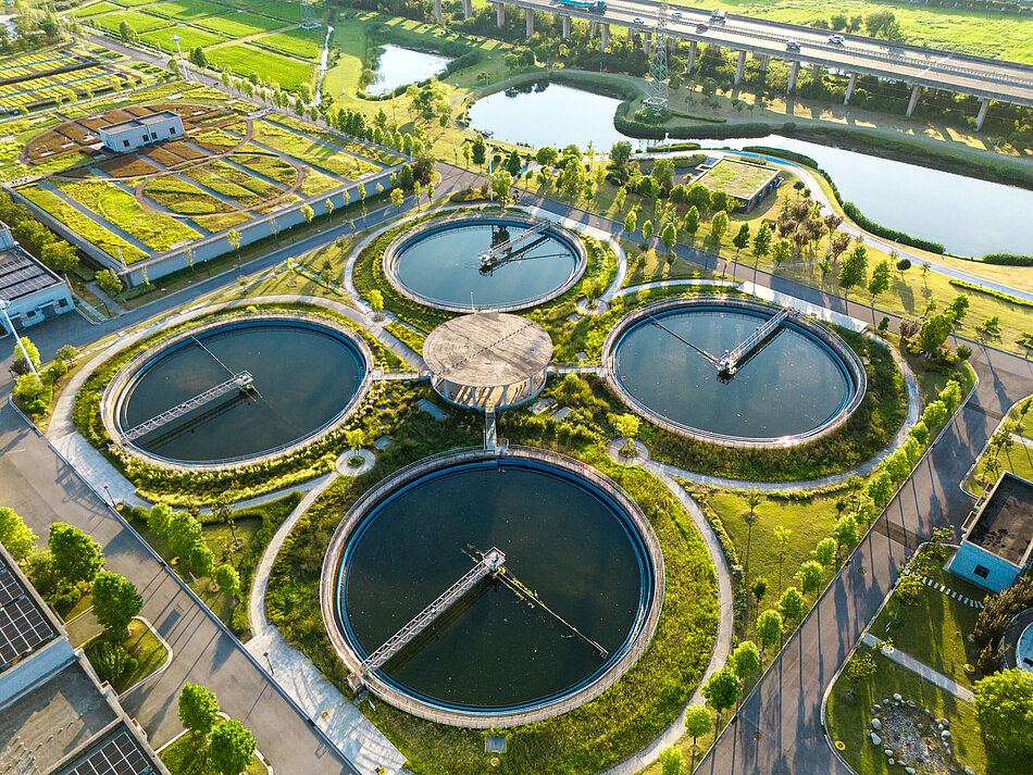 Luftaufnahme eines Klärwerks 