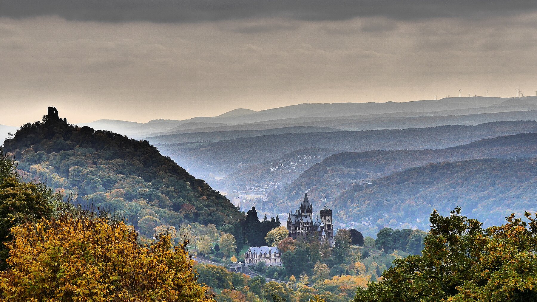 Blick ins Rheintal mit Königswinter, Siebengebirge mit Drachenfels und Drachenburg