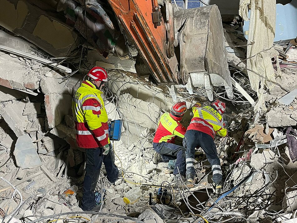 Helfer von I.S.A.R. im Erdbebengebiet