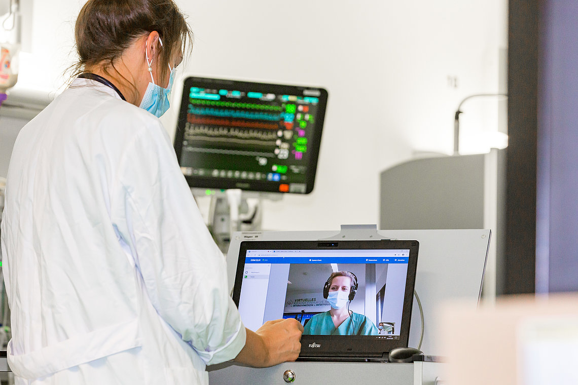 virtuelles-krankenhaus-aachen.jpg Ärztin bei einer Televisite