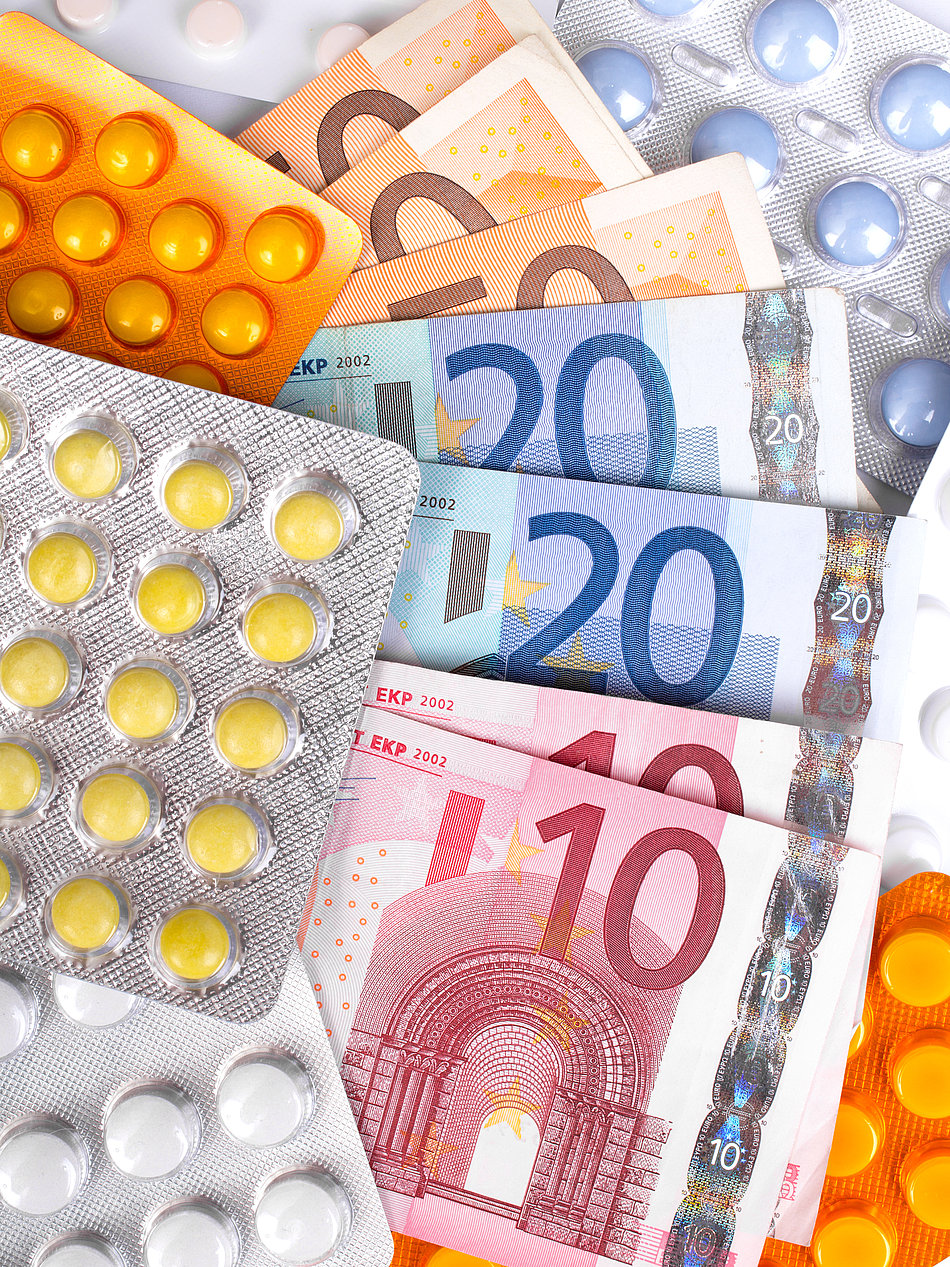 Medikamente und Euroscheine