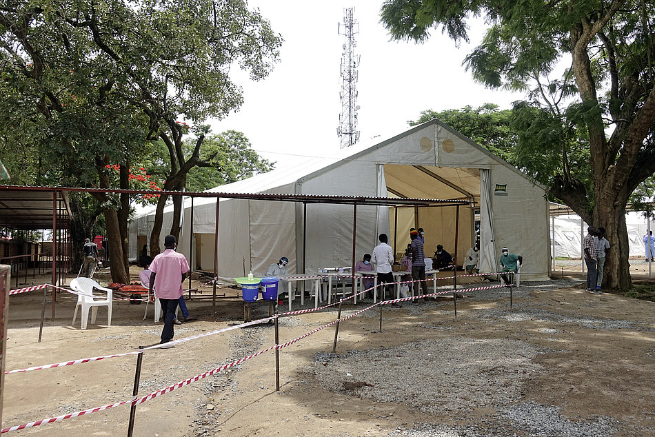 Zelte der Hilfsorganisation auf dem Gelände des Queen Elizabeth Central Hospital in Blantyre, Malawi