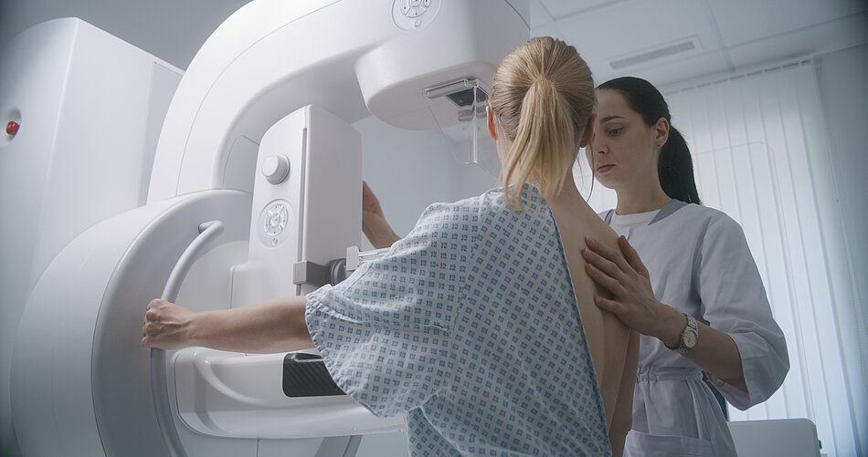 Eine Frau bei der Mammografie