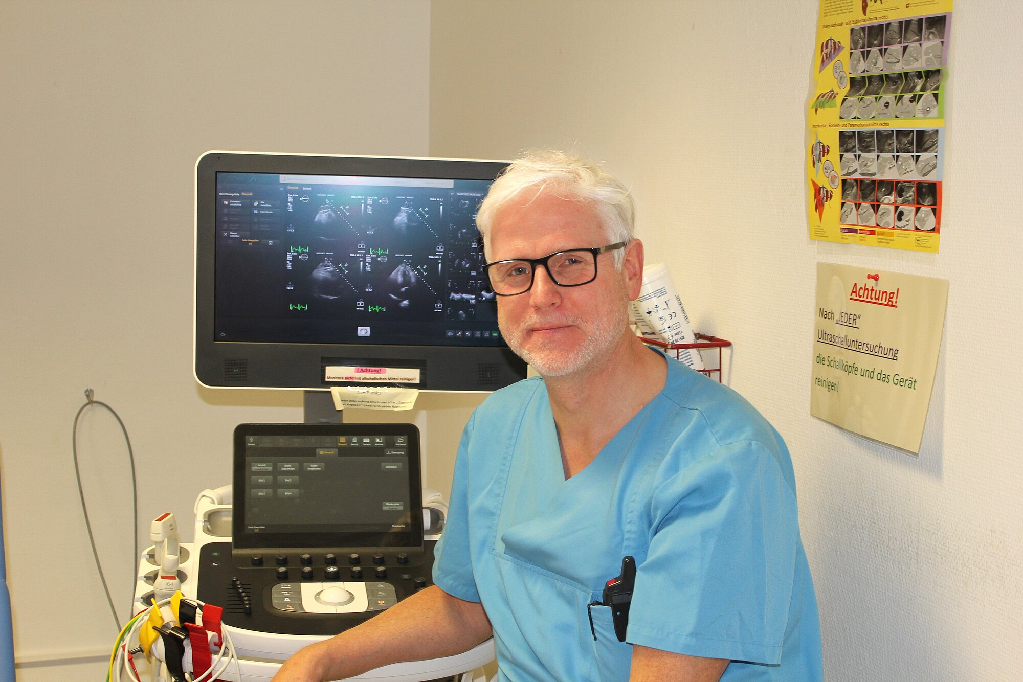 Dr. Jochen Woltmann in einem Behandlungszimmer