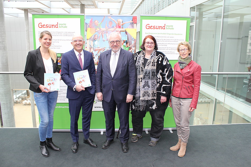 Gruppenfoto Pressekonferenz zum Glücksbuch