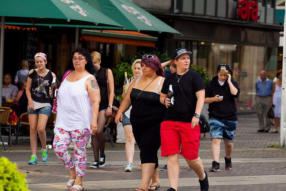 dicke Menschen in Fußgängerzone