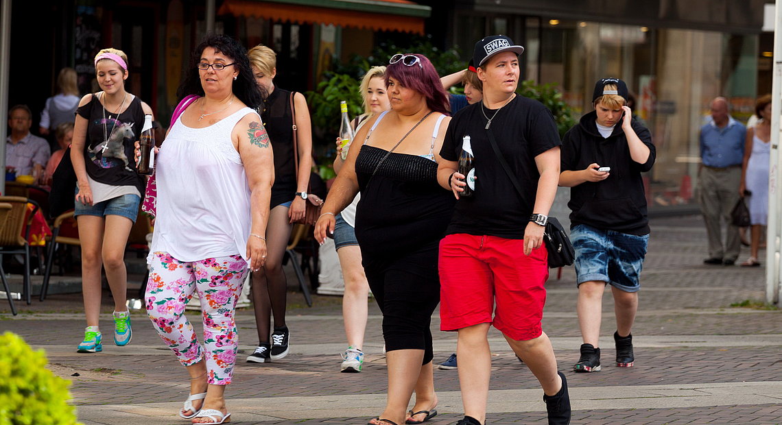 dicke-menschen.jpg dicke Menschen in Fußgängerzone