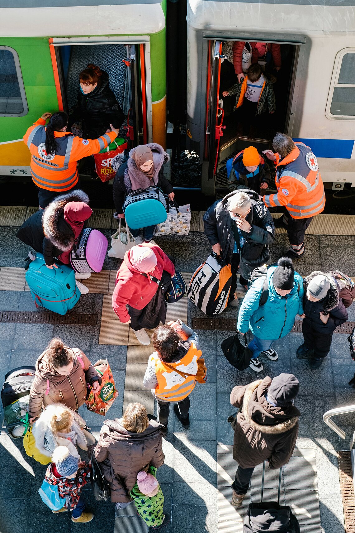 gefluechtete-ukraine.jpg Ukrainische Geflüchtete erreichen einen deutschen Bahnhof