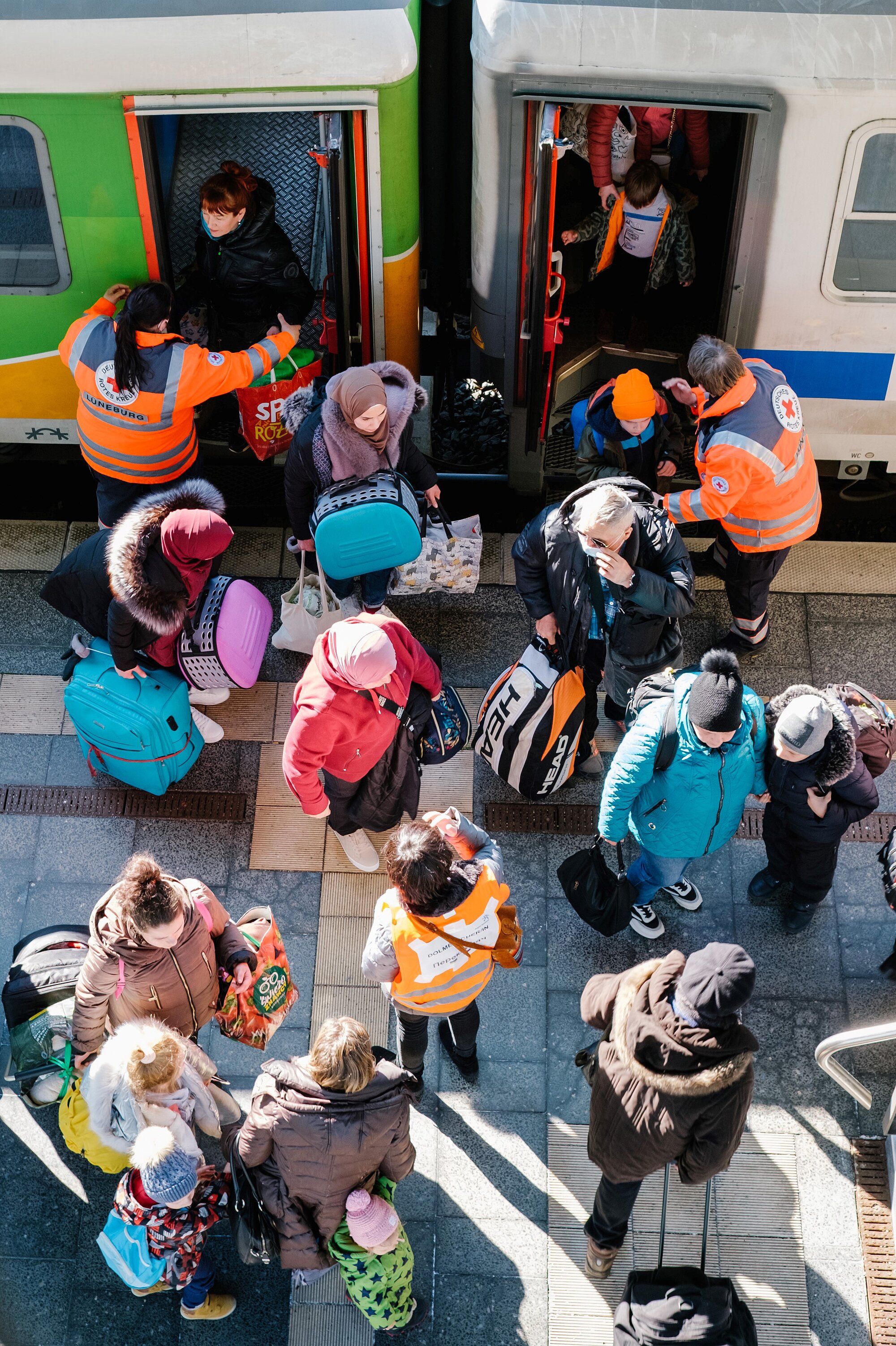 Ukrainische Geflüchtete erreichen einen deutschen Bahnhof