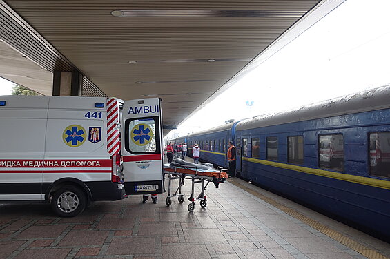 Zug in Kiew Ein Krankenwagen steht am Bahnsteig in Kiew