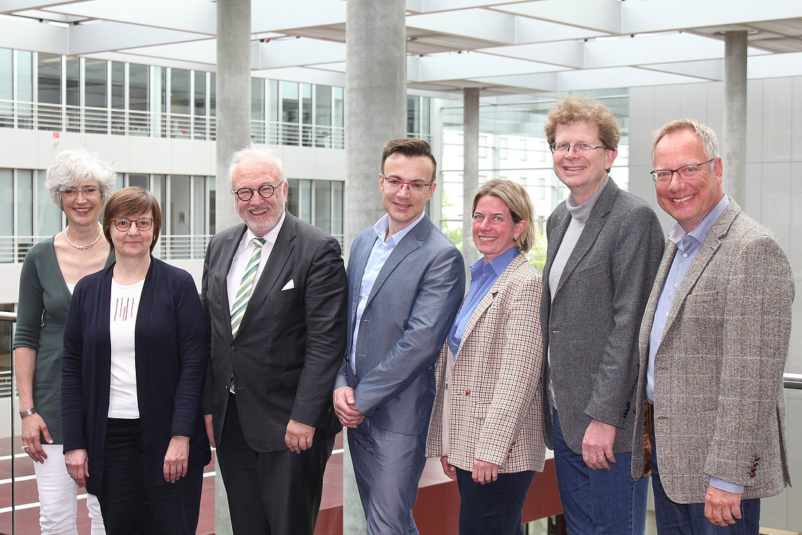 Gruppenfoto Mitglieder des Gründungsausschusses des Komitees für medizinethische Beratung Gruppenfoto Mitglieder des Gründungsausschusses des Komitees für medizinethische Beratung