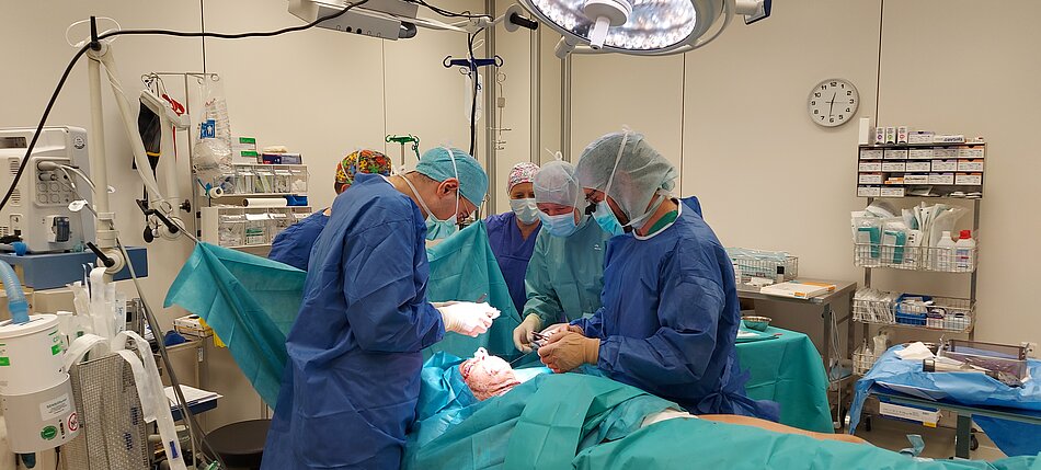 Ärzte operieren im Oberhausener Friedensdorf