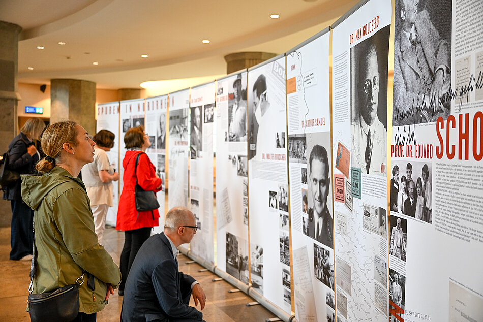 Impressionen von der Eröffnung der Ausstellung "Fegt alle hinweg" 