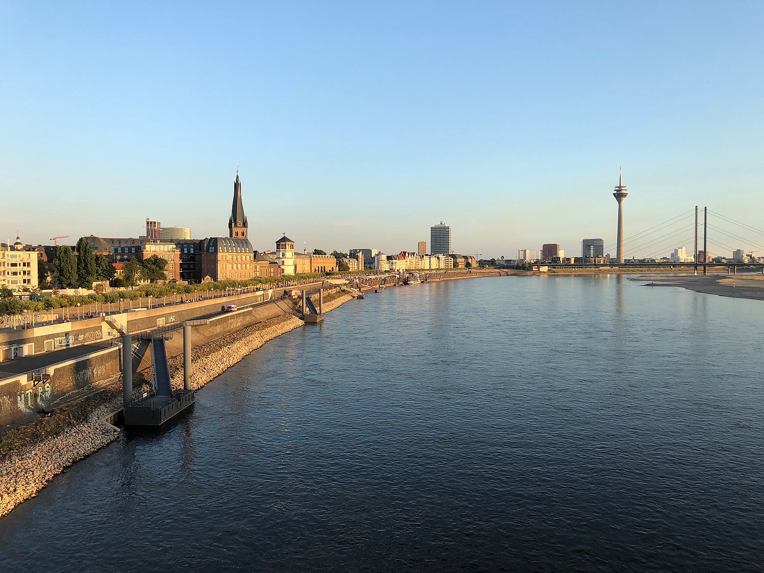 Blick auf die Düsseldorf Rheinpromenade