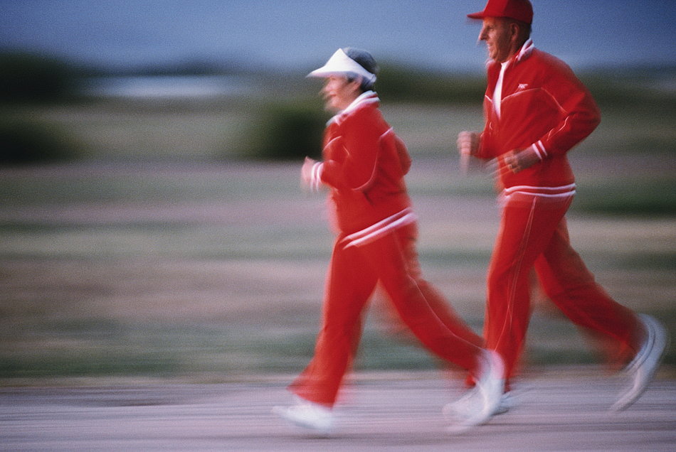 Jogger in roten Trainingsanzügen