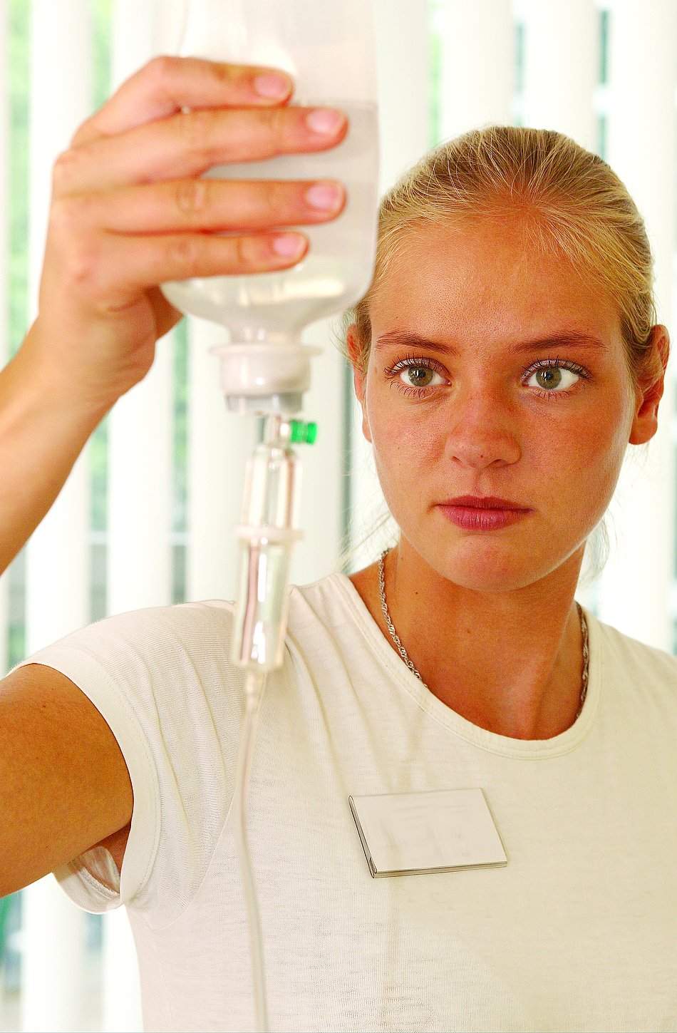 Medizinische Fachangestellte hält Lösungsflasche