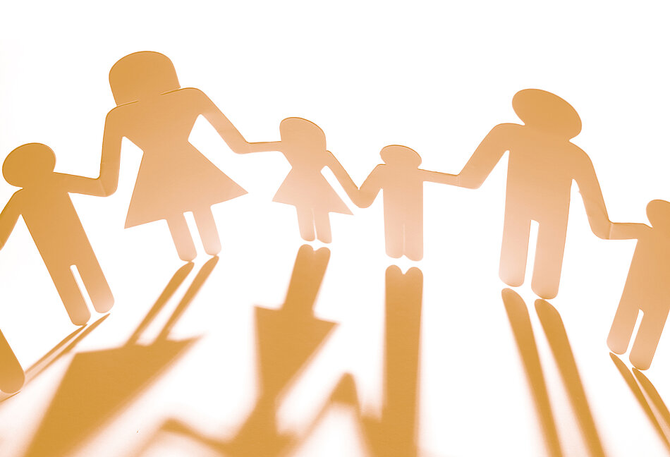 Familie aus Papierfiguren hält Hände Familie aus Papierfiguren hält Hände