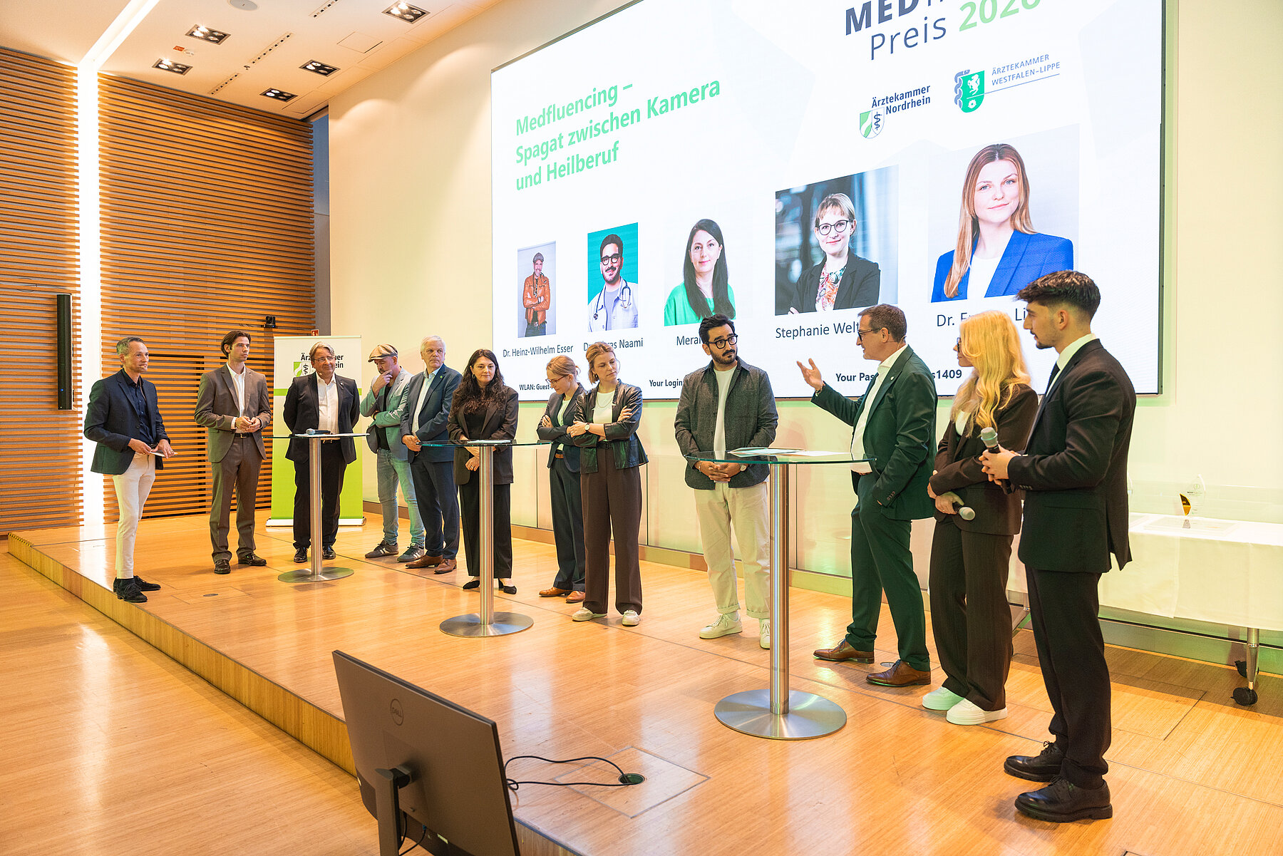Gruppenfoto Diskussionsrunde bei der Medfluencer-Preisverleihung