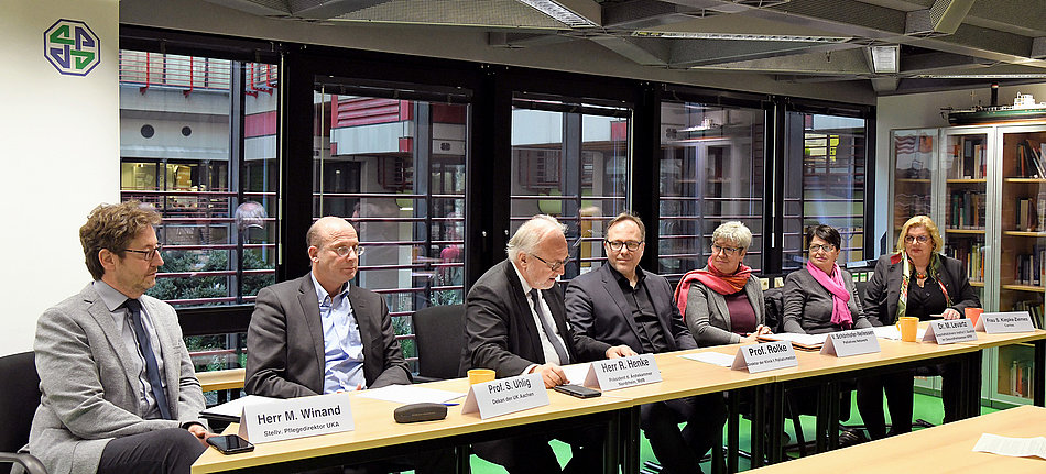 Der Präsident der Ärztekammer Nordrhein, Rudolf Henke, und Dr. Martina Levartz, MPH, Geschäftsführerin des Instituts für Qualität im Gesundheitswesen Nordrhein und weitere Projektbeteiligte der Uniklinik Aachen