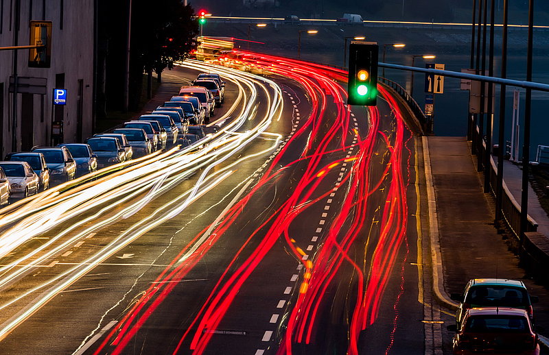 Autoverkehr bei Nacht