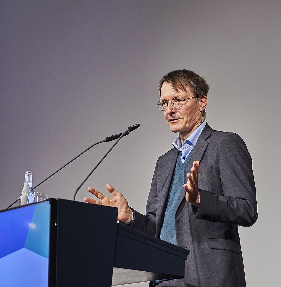 Bundesgesundheitsminister Professor Dr. Karl Lauterbach spricht auf dem Deutschen Krankenhaustag