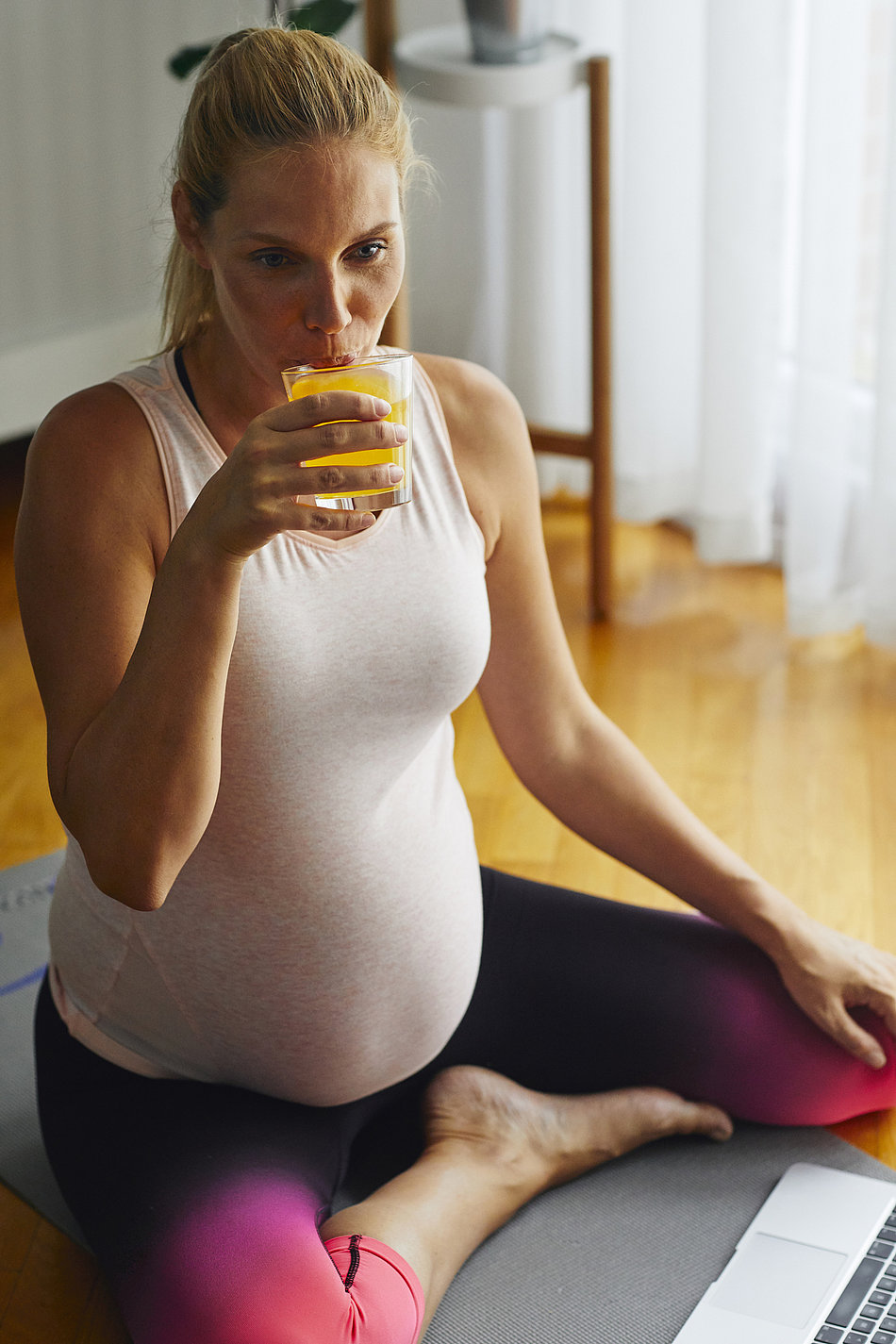 schwangere Frau trinkt