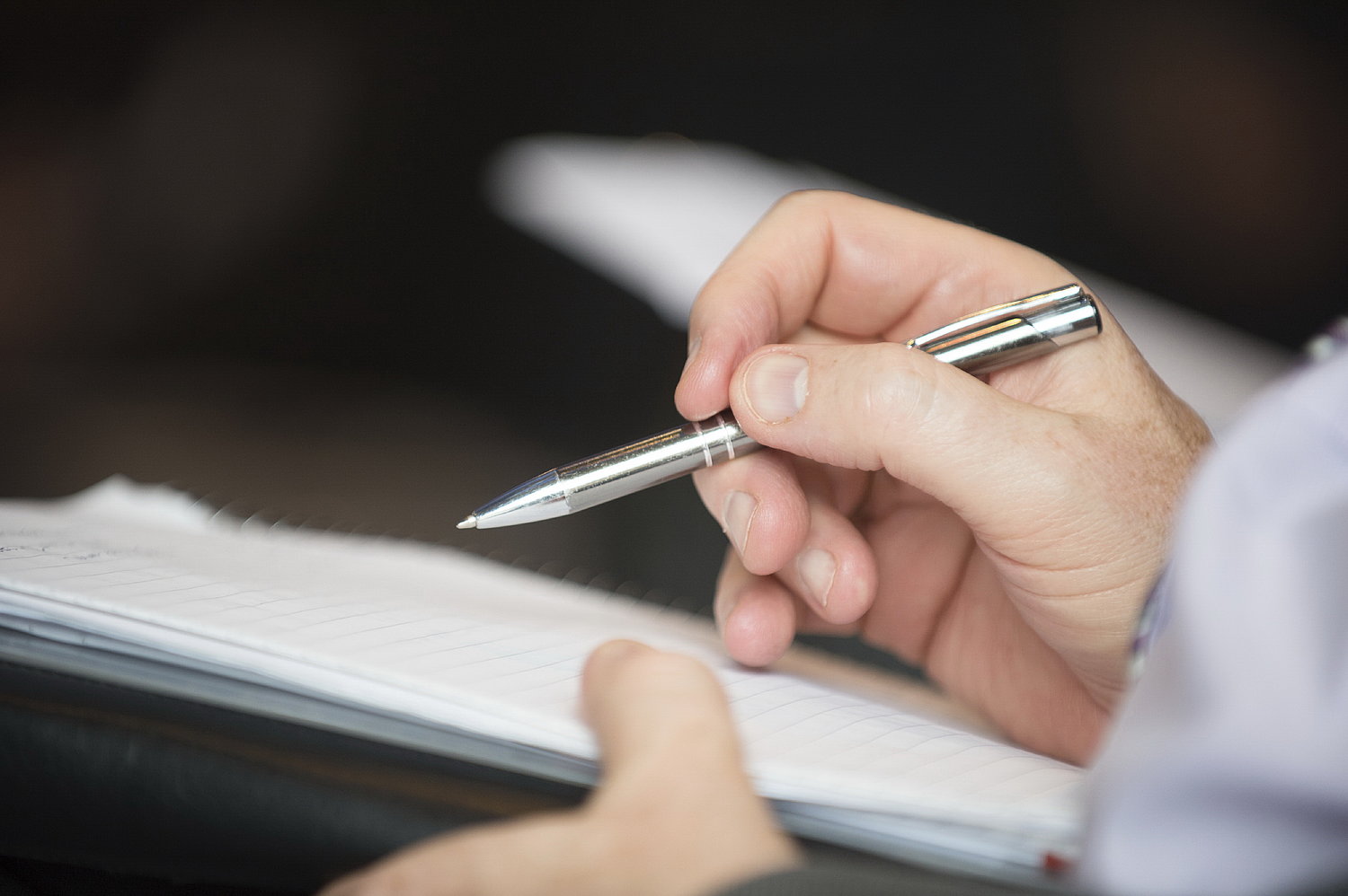 image-unternehmermodell-02.jpg Arzthand mit Stift