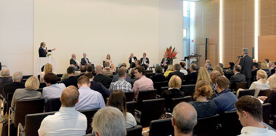 Teilnehmer und Diskutanten bei der sektorenübergreifende Qualitätskonferenz 2019 in Düsseldorf