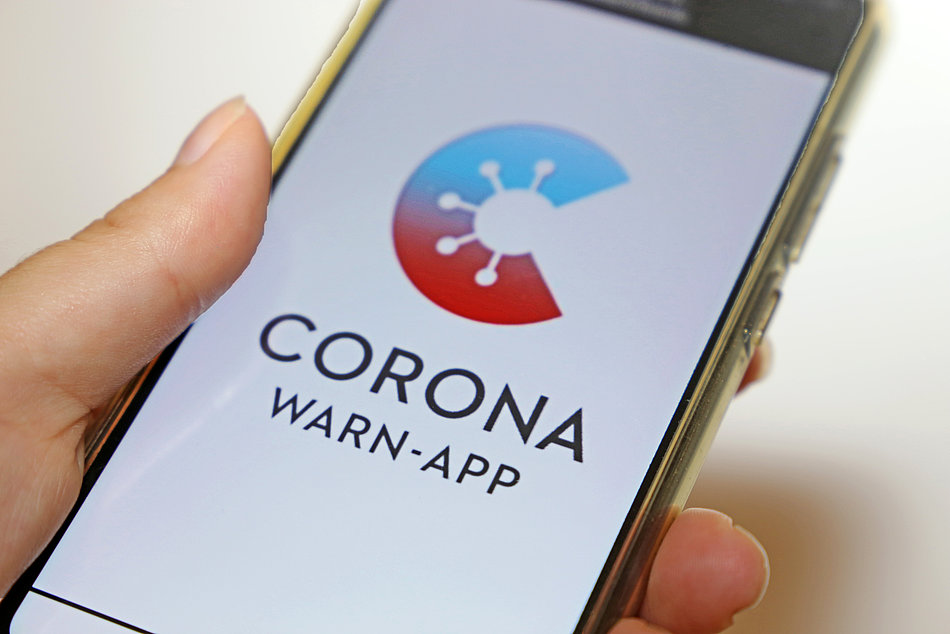 Handybildschirm zeigt Corona-Warn-App der Bundesregierung