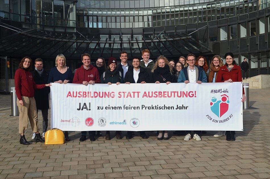 Medizinstudierende vor dem NRW-Landtag