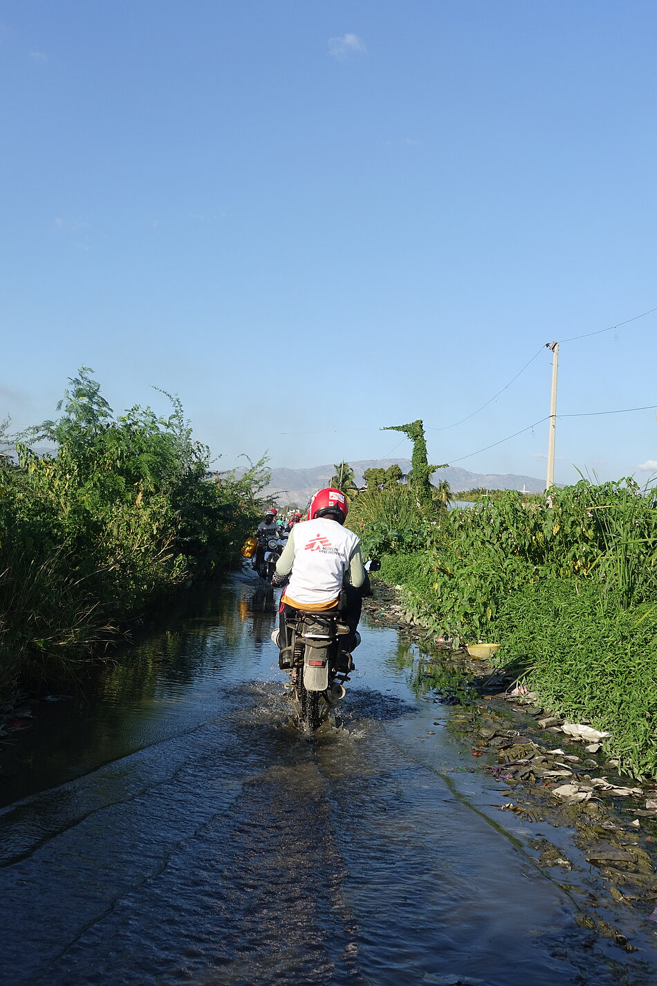 Weg durch einen Abwasserkanal in Haiti