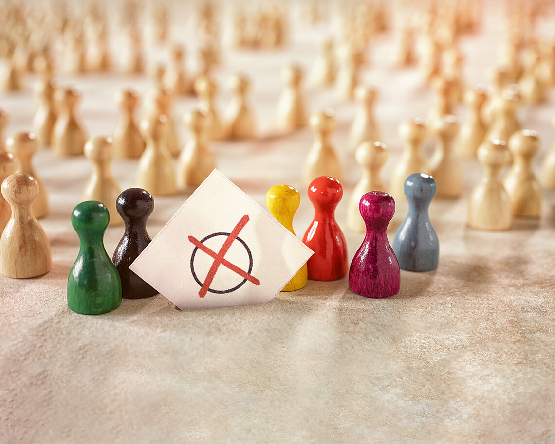 wahl-kv.jpeg Wahlzettel in einem Feld aus Spielfiguren