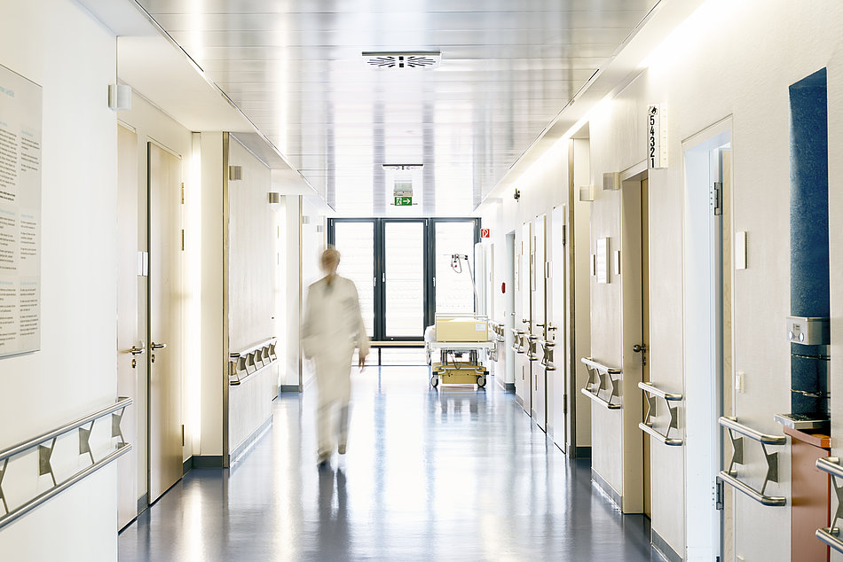 Arzt läuft auf Krankenhausflur