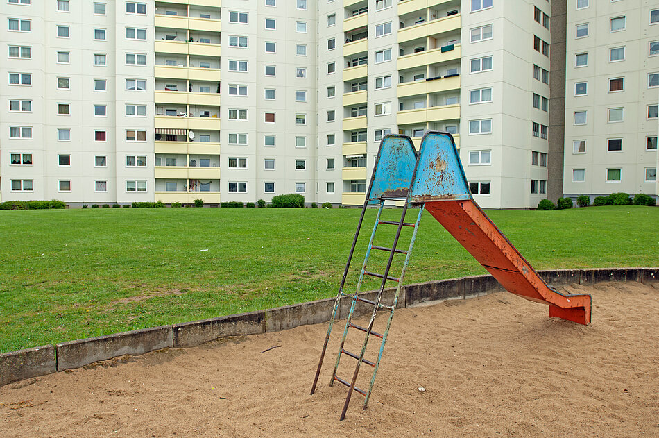 Spielplatz vor Plattenbau