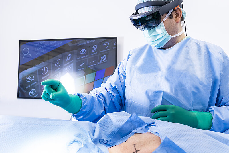 Arzt arbeitet im OP mit einer VR-Brille