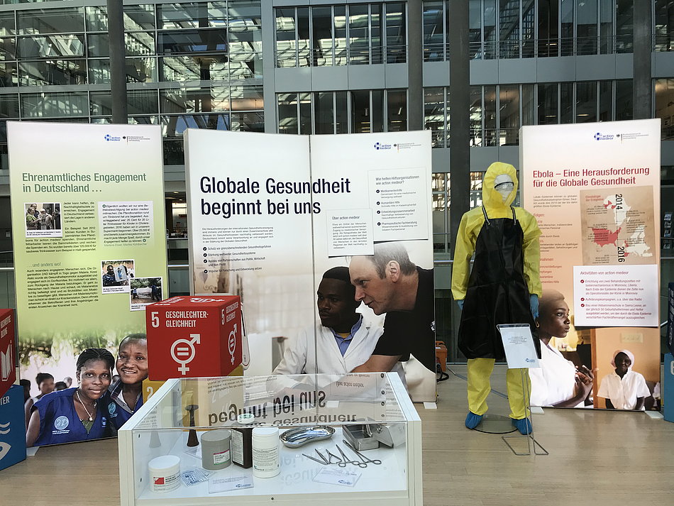 Ausstellung des Medikamentenhilfwerks action medeor im Haus der Ärzteschaft in Düsseldorf.