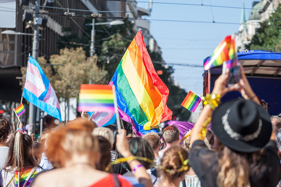 Menschen mit Flaggen auf einer Gay Parade