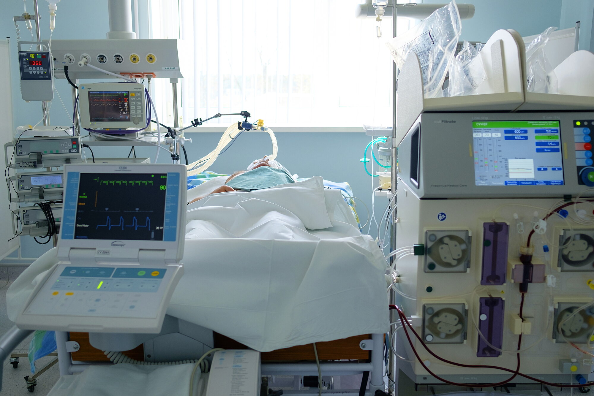 Blick in ein Krankenzimmer eines Intensivpatienten