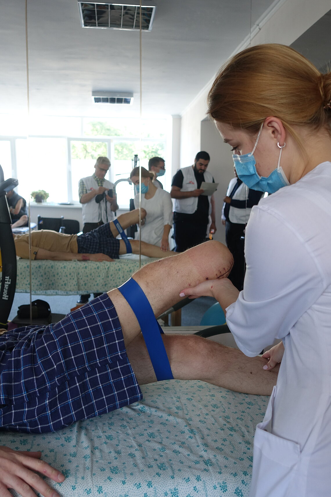 Frührehabilitatorische Maßnahme Im Ukrainekrieg Verwundeter bei der Physiotherapie