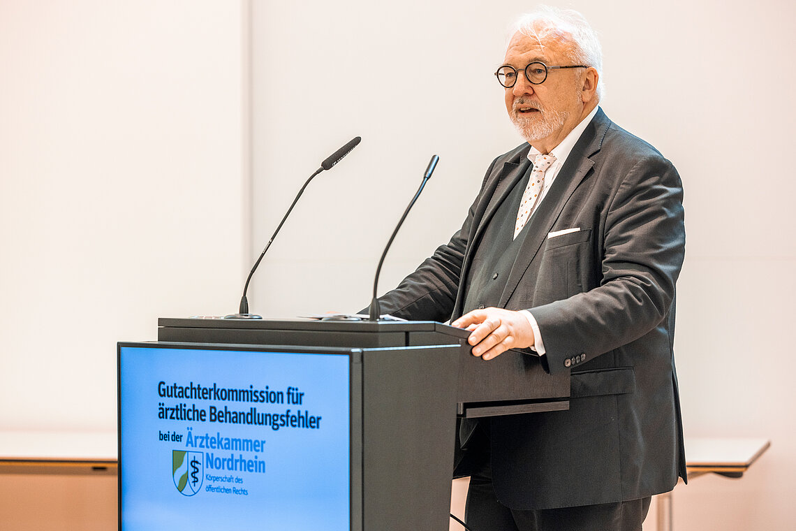 henke-rudolf-gak.jpg Rudolf Henke am Pult bei der Plenarsitzung