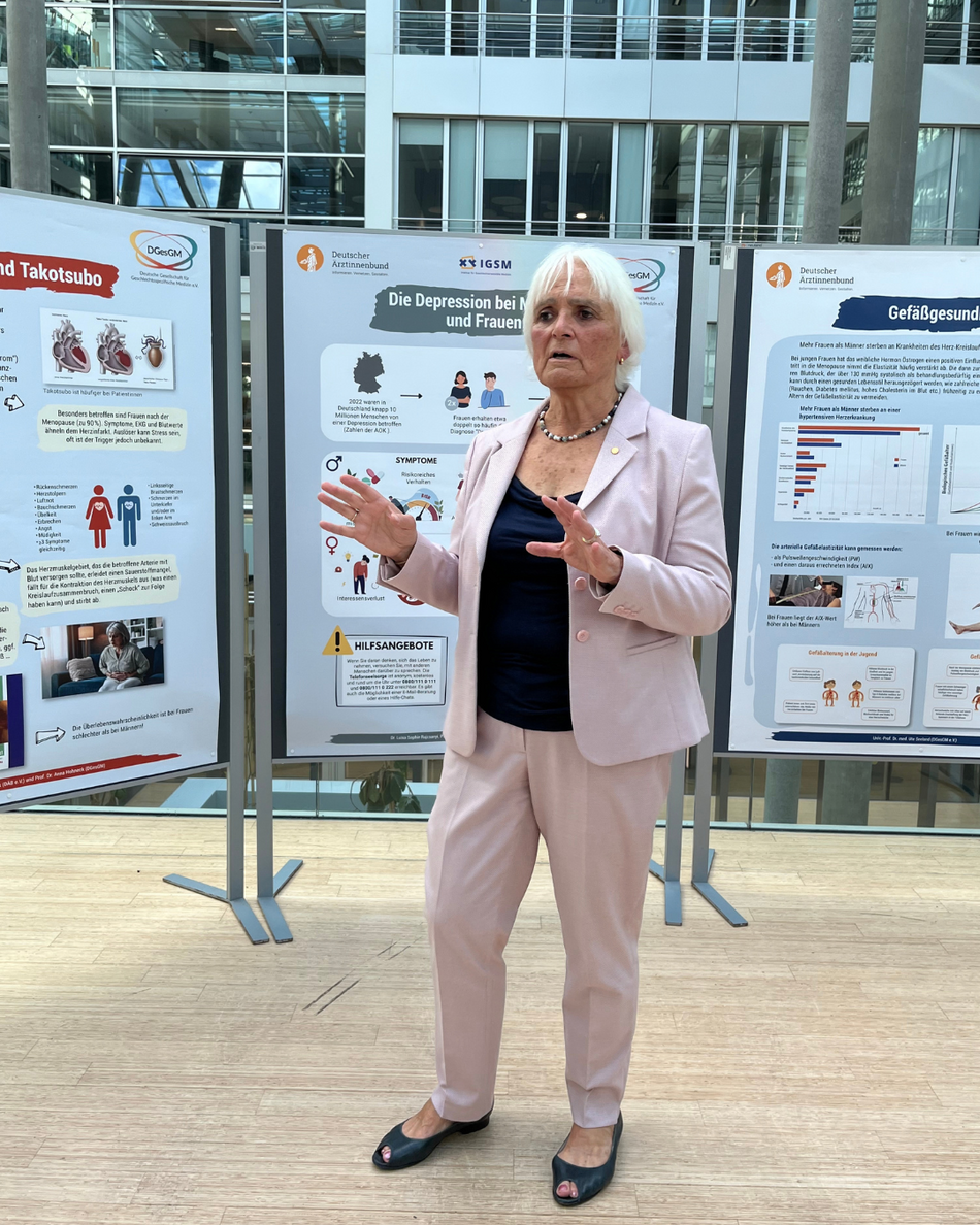 Dr. Christiane Groß, M.A. Dr. Christiane Groß, M.A.