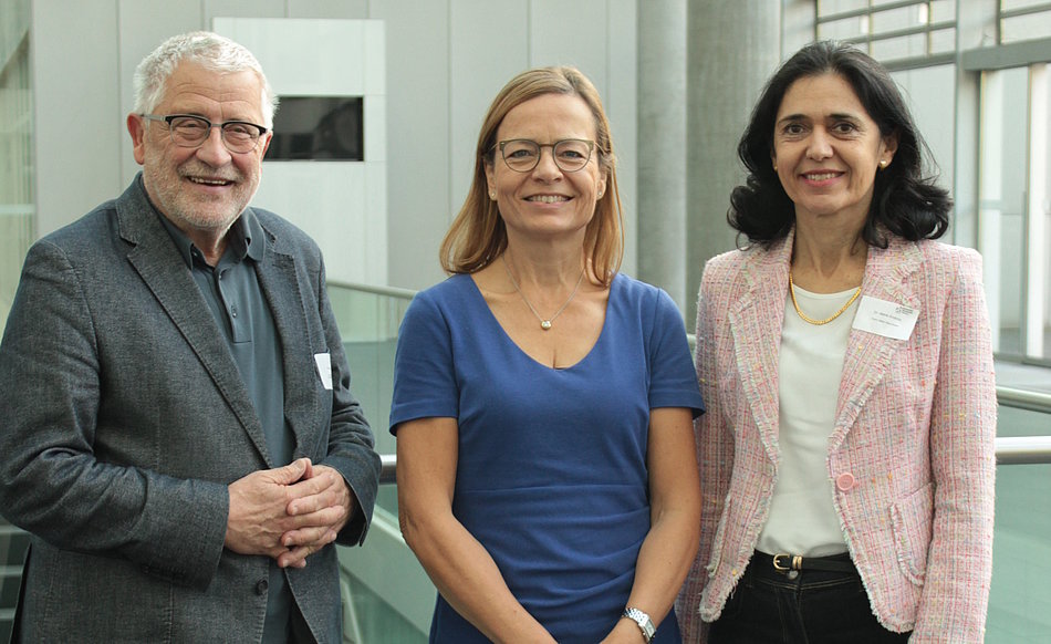 Professor Dr. Michael Seidel (Bielefeld) und Professor Dr. Susanne Schwalen, Geschäftsführende Ärztin der Ärztekammer Nordrhein und Dr. Maria del Pilar Andrino (r.) vom MZEB in Essen.