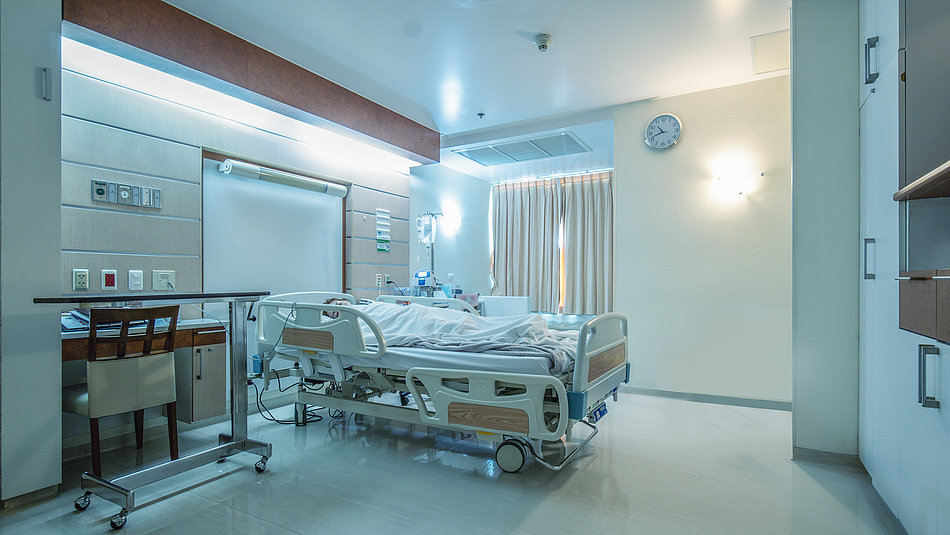 Krankenhausbett in einem leeren, voll ausgestatteten Krankenhauszimmer