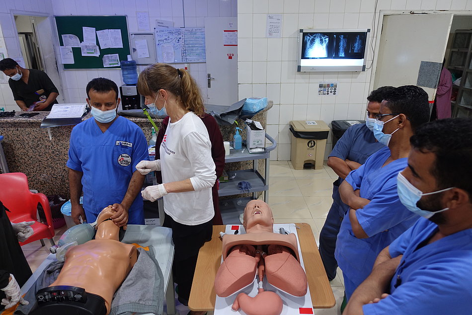 Einheimische Mitarbeiter auf der Intensivstation im Jemen trainieren Triage und Wiederbelebung.